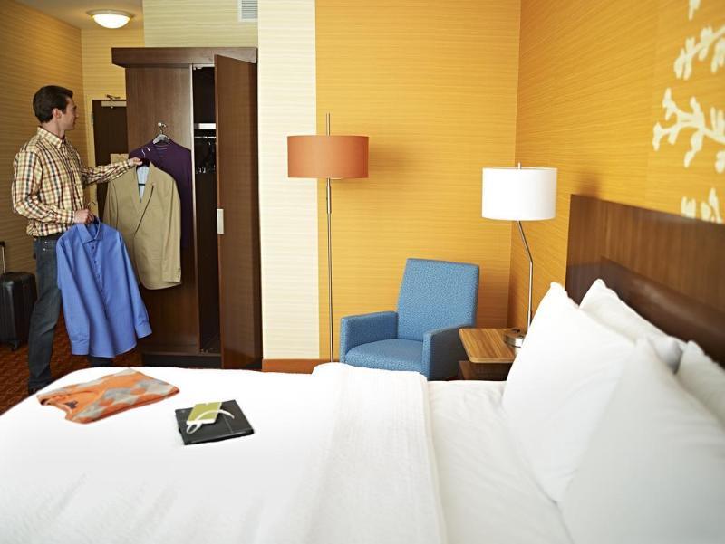 Hotel Fairfield & By Marriott Johnson